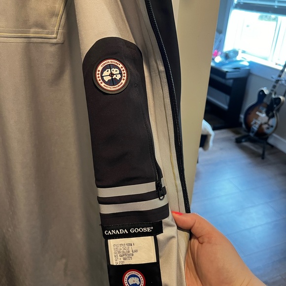 Men’s Canada Goose Rain Jacket - New Condition (Size L) - Picture 6 of 11